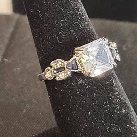 Source Unknown Jewelry - Beautiful Simulated Diamond Ring - Size 7 -  Deep Blue Design on Side